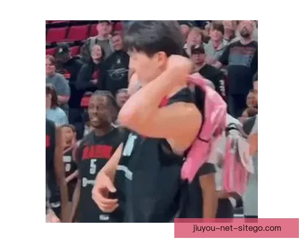 杨瀚森女友晒情侣同款粉色卫衣互动甜蜜 网友纷纷围观热议