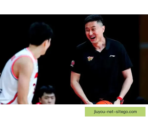 杜锋感慨本赛季艰辛历程感谢球员全力支持教练组